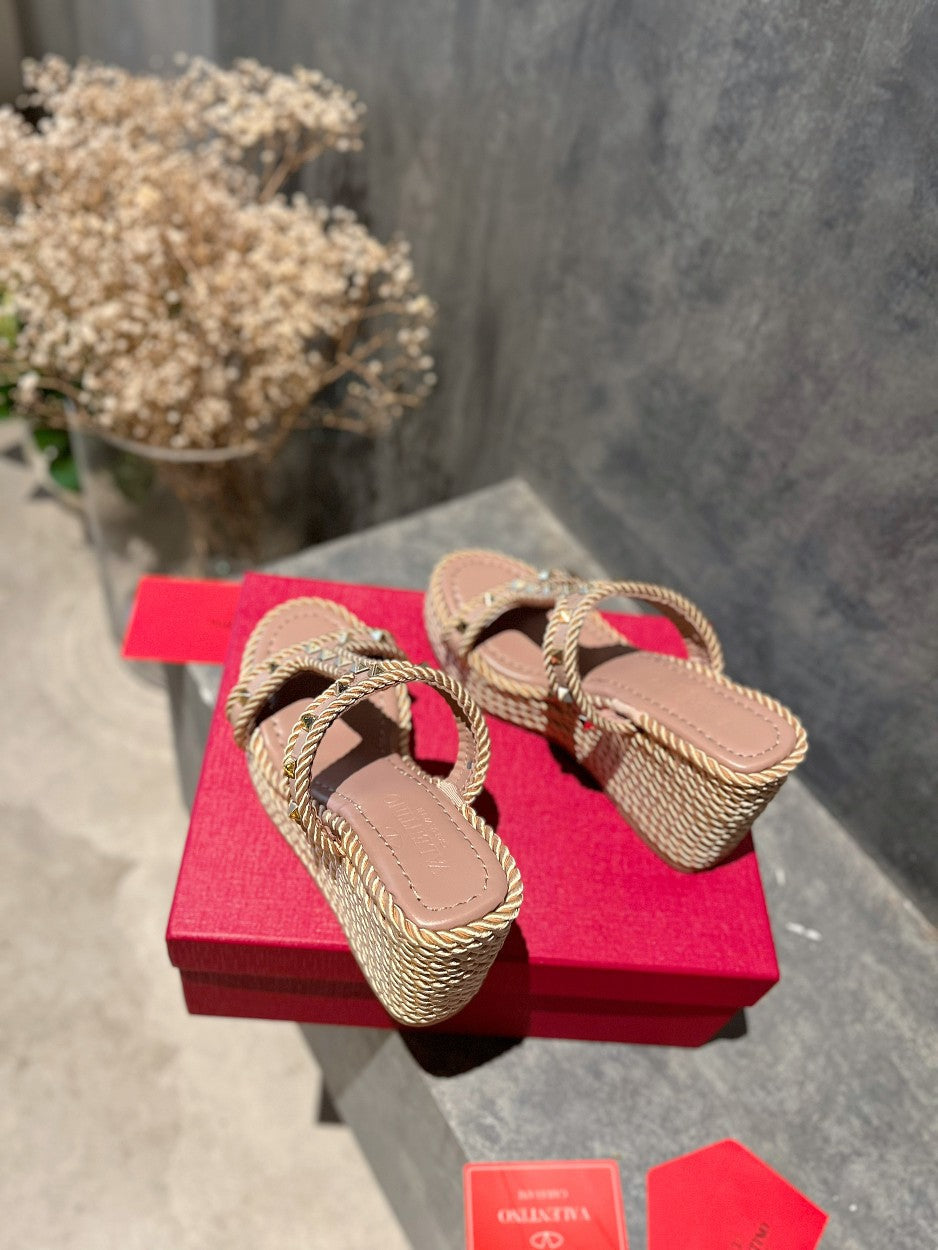 ROCKSTUD LAMINATED NAPPA WEDGE SANDAL 100 MM ROSE BROWN