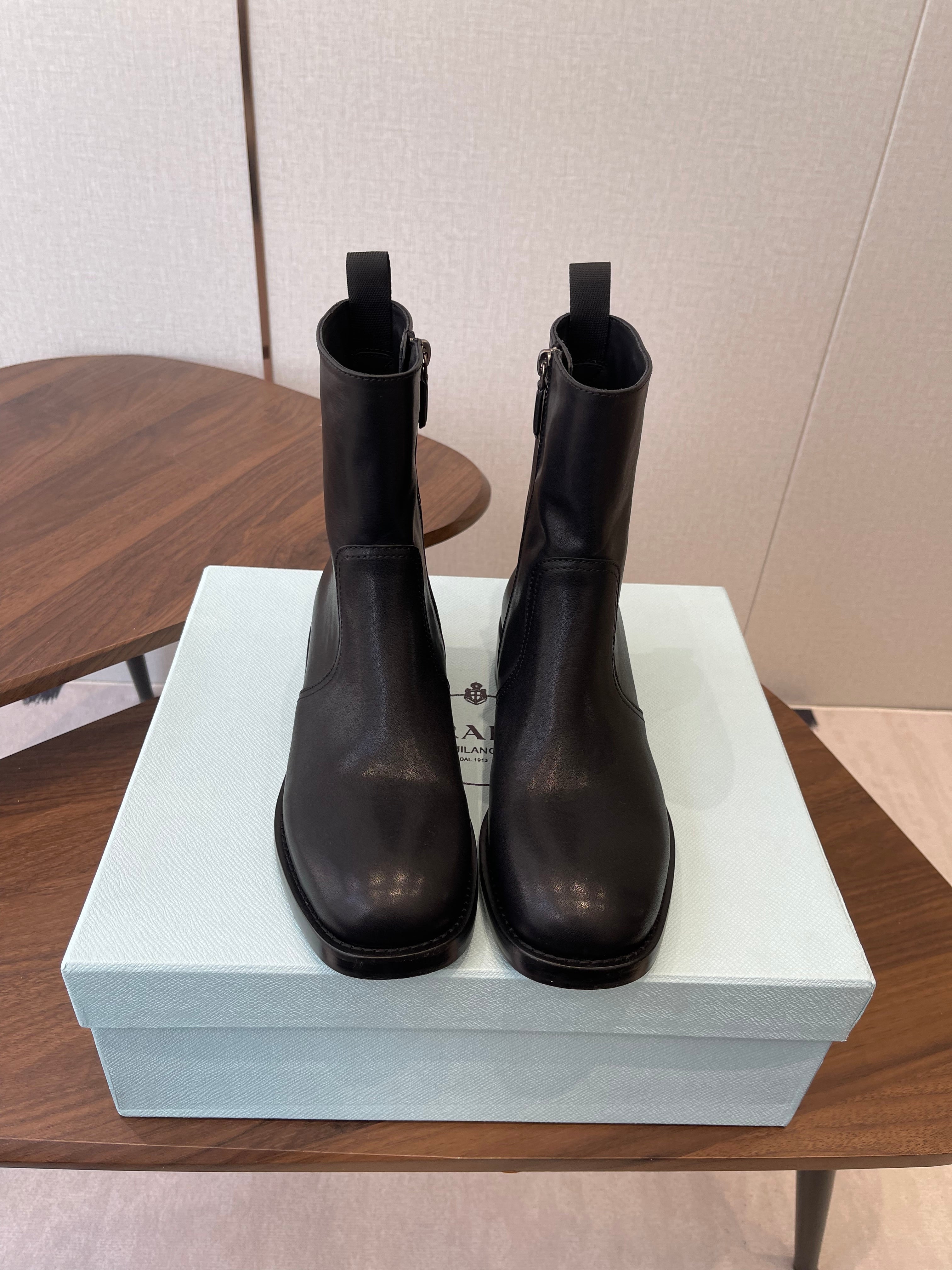 PRADA 25S COWBOY BOOTS IN RK BLACK-BROWN CALFSKIN