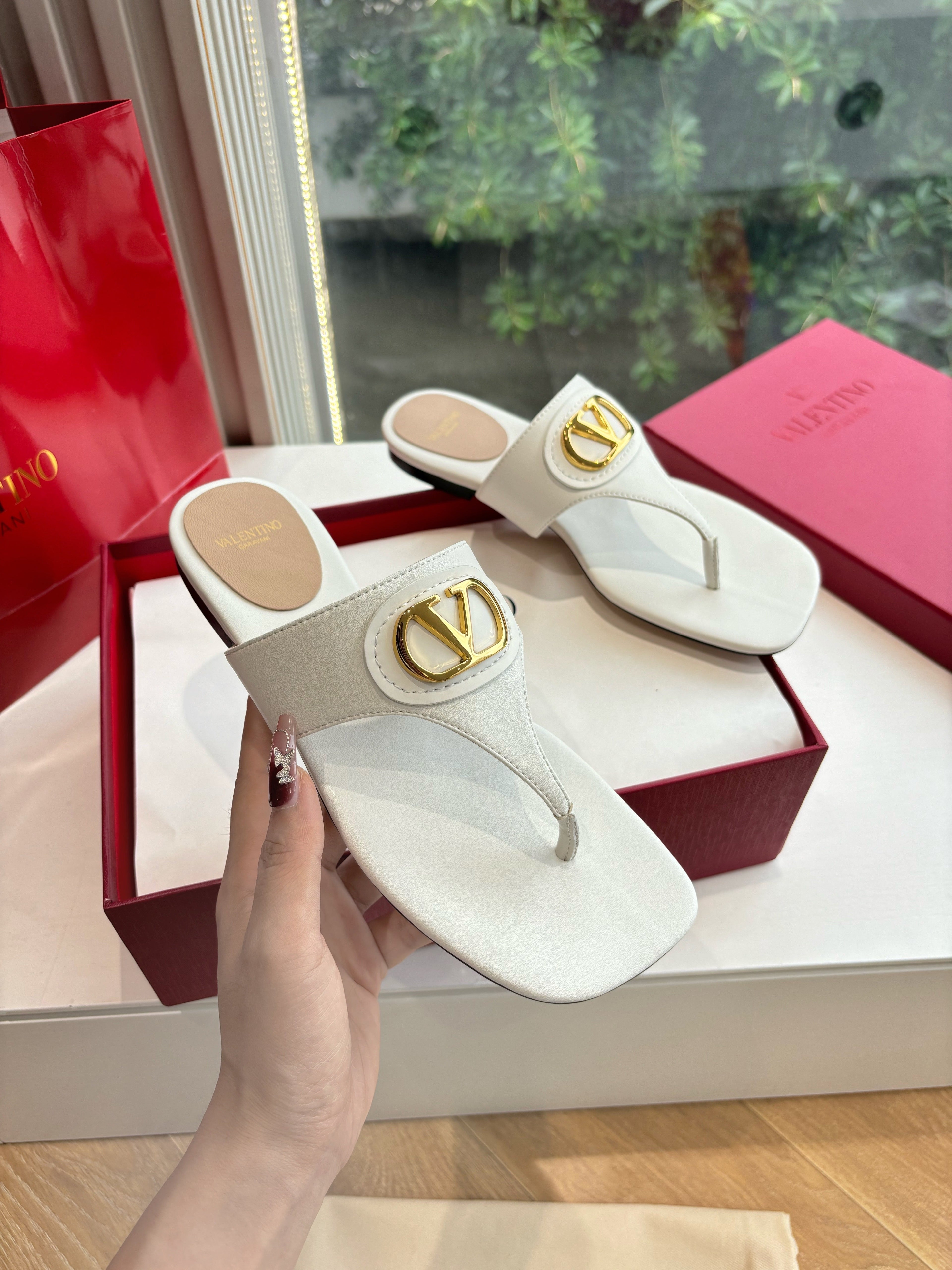 VLTN THONG SANDALS 25S IN WHITE LAMBSKIN WITH GOLD HARDWARE