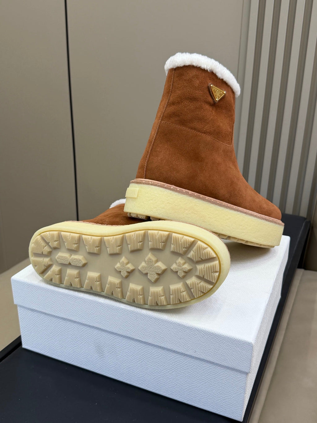 PRADA 25S ANKLE BOOTS 40 MM IN RK BROWN SUEDE SHEARLING-LINED